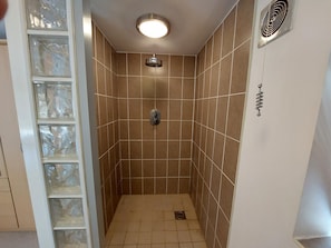Departamento, 1 cama Queen size | Baño | Regadera y toallas