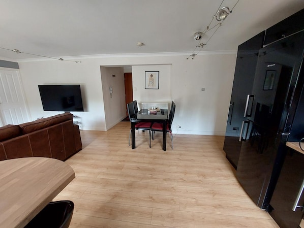 Apartment, 1 Queen Bed | Living room