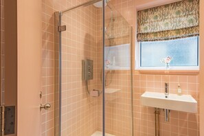 Combined shower/bathtub, hair dryer, towels - Fabulous holiday home, close to Whitstable beach and the local attractions (Whitstable)