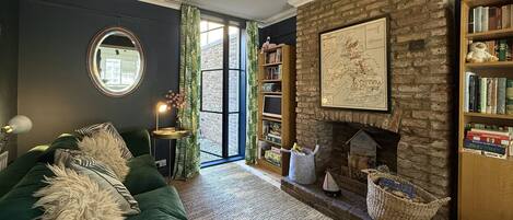 Smart TV, fireplace