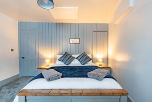 2 bedrooms, desk, iron/ironing board, WiFi