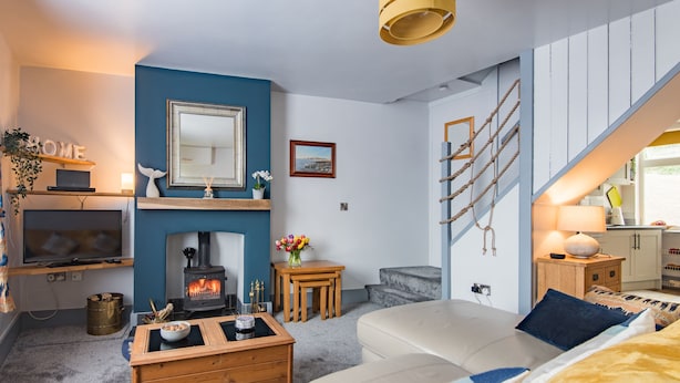 A cozy living room with a fireplace, a television, and a comfortable seating area. - Charming cottage in a great location in Dover, just 10 minutes walk from the beach (Dover)