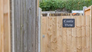 A wooden fence with a sign that reads "Castle View." - Charming cottage in a great location in Dover, just 10 minutes walk from the beach (Dover)