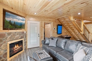 Ferienhütte, 5 Schlafzimmer | Wohnzimmer | 65-Zoll-Smart-TV mit Kabelempfang