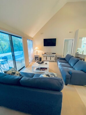 Smart TV, video games, books - 5 minutes to the beach! Family friendly Sea Colony beach condo (Bethany Beach)