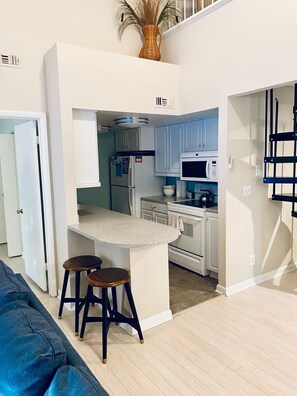 Fridge, microwave, oven, stovetop - 5 minutes to the beach! Family friendly Sea Colony beach condo (Bethany Beach)