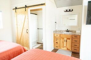 1 habitación, tabla de planchar con plancha, wifi gratis y ropa de cama 