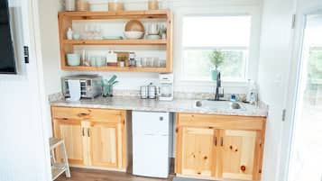 Frigorífico, cafetera o tetera, tostadora y utensilios de cocina