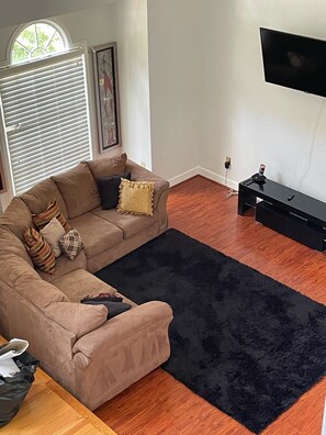 Smart-TV, Kamin, Musikbibliothek, Stereoanlage