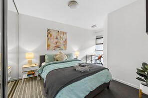 2 bedrooms, desk, iron/ironing board, travel cot - Home away from Home! 2Bed/1Bath/Car/Pool~2kms CBD (Fortitude Valley)