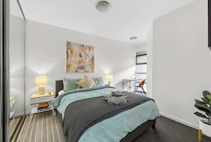 2 chambres, fer et planche à repasser, lit de bébé portatif