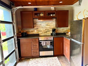 Fridge, oven, stovetop, coffee/tea maker