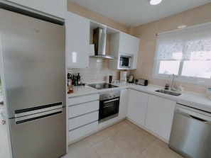 Kühlschrank, Mikrowelle, Ofen, Herdplatte