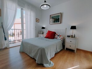 3 slaapkamers, een strijkplank/strijkijzer, gratis wifi, beddengoed