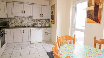 Dishwasher, electric kettle, toaster, cookware/dishes/utensils