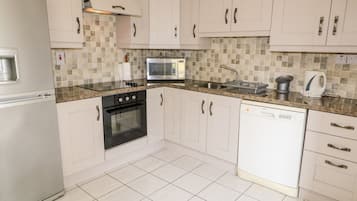 Dishwasher, electric kettle, toaster, cookware/dishes/utensils