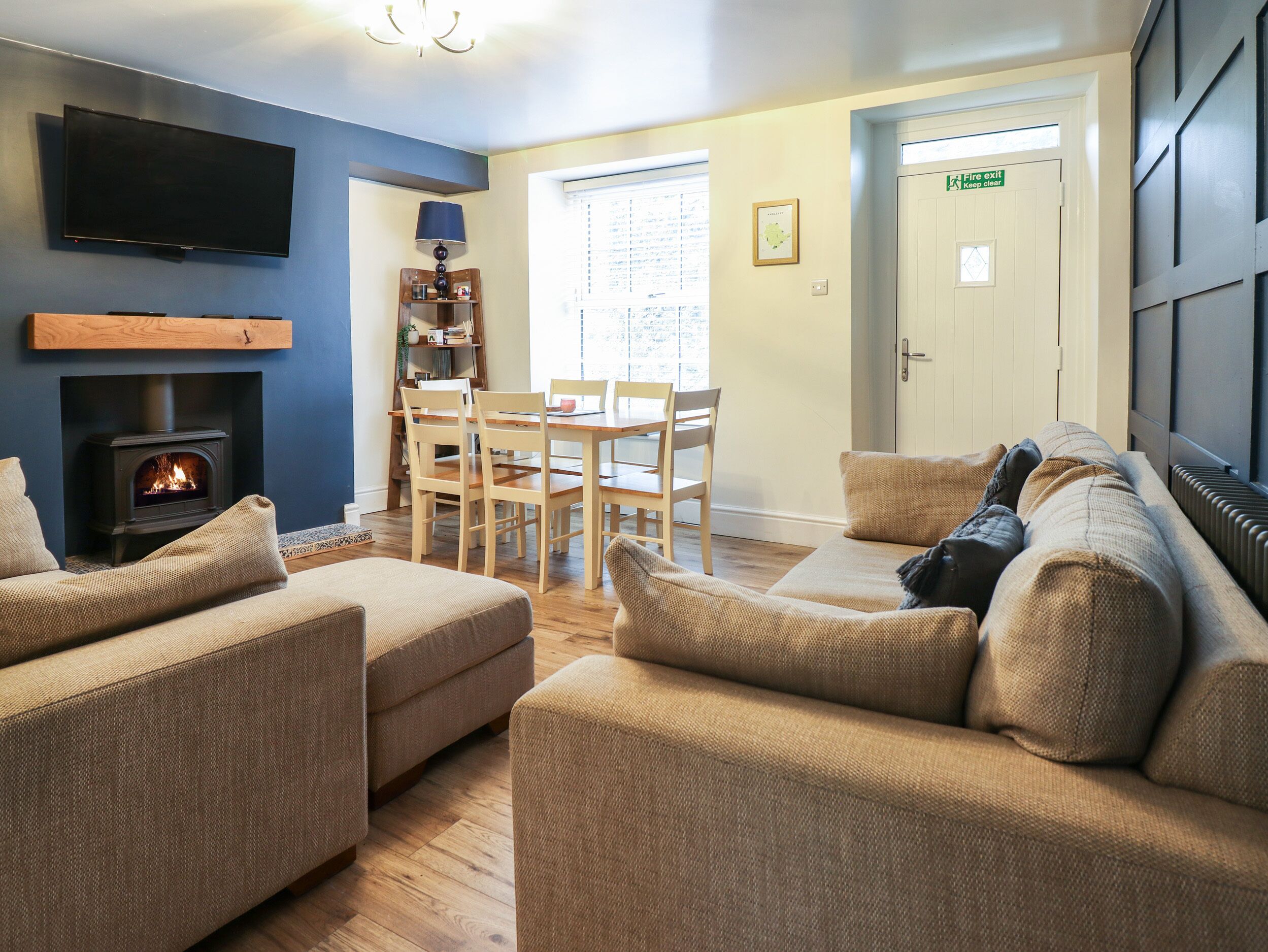 Cottage | Living area | TV