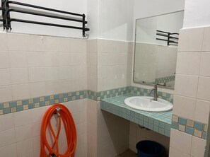 Suihkun ja ammeen yhdistelmä, ilmaiset hygieniatuotteet, hiustenkuivaaja
