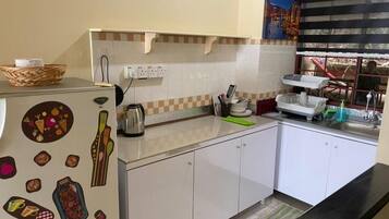 Kühlschrank, Wasserkocher, Toaster, Kochgeschirr/Geschirr/Besteck