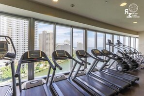 Fitness facility - Luxury Condo, #Instaworthy Views, 5 Star Amenities with W Miami (Miami)