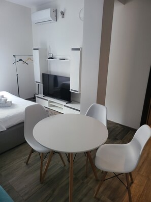 Dining - newly open accomod. new builiding. close to everything in city of zagreb,digital (Zagreb)