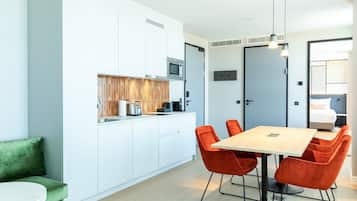 Apartamento, 1 quarto | Escrivaninha, quartos à prova de som, ferros/tábuas de passar roupa