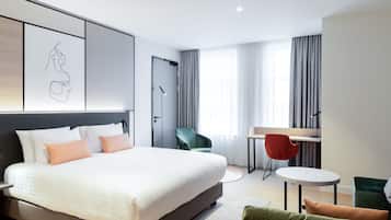 Een bureau, geluiddichte muren, een strijkplank/strijkijzer, gratis wifi