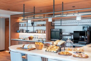 Tägliches inbegriffenes kontinentales Frühstück