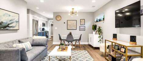 Älytelevisio, videopelejä, kirjoja, musiikkikirjasto