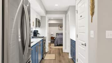 1 habitación, tabla de planchar con plancha, wifi gratis y ropa de cama