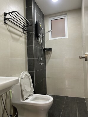 Een douche, een haardroger, een bidet, handdoeken