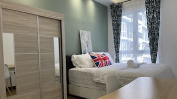 3 bedrooms, desk, iron/ironing board, free WiFi