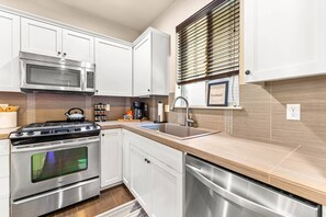 Kjøleskap, mikrobølgeovn, oppvaskmaskin og kaffetrakter/tekoker