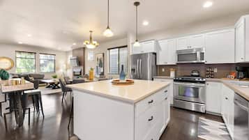 Refrigerador, microondas, lavavajillas y cafetera y tetera