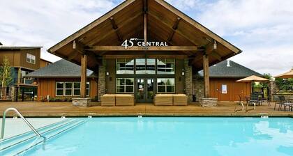 Exceptional Location & Vibes, New Décor, Artwork, & Furnishing, Community Pool, 8 Miles to Portland