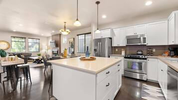 Kylskåp, mikrovågsugn, diskmaskin och kaffe- och tebryggare