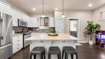 Refrigerador, microondas, lavavajillas y cafetera y tetera