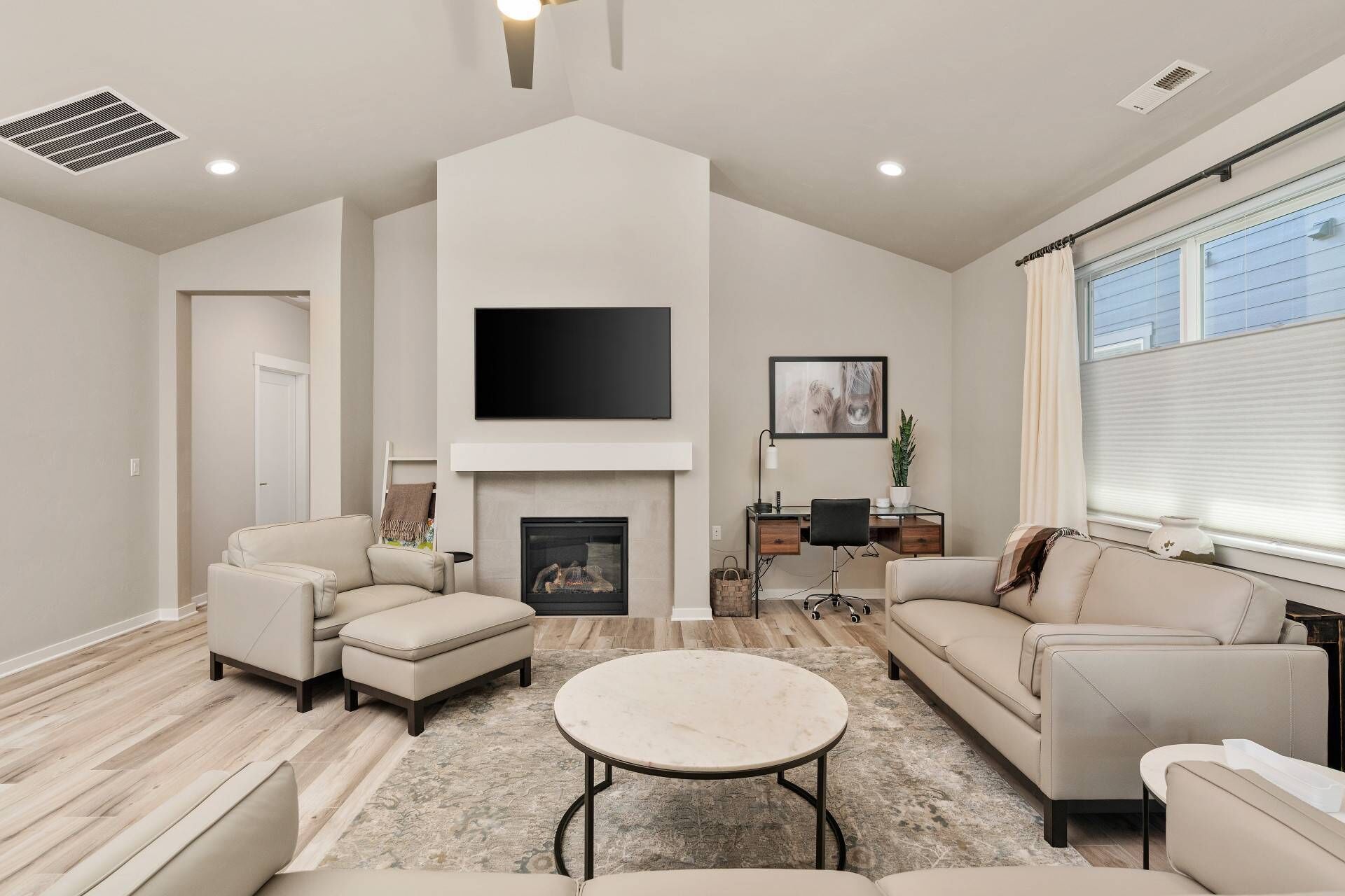Splendid Single Level Home, Private Patio & Fire-Table, Shared Pool, Hot Tub, Gym Walk 2 Golf Course
