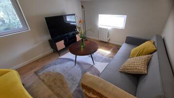 TV connectée, table de tennis de table, livres