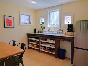 Réfrigérateur, micro-ondes, cafetière/bouilloire, bouilloire électrique