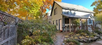 Cottage with Private Garden in Heart of Downtown- kid friendly!