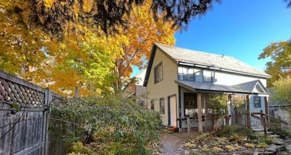 Cottage with Private Garden in Heart of Downtown- kid friendly!