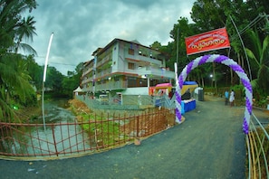 Exterior - 4 Bed Flat - Sleeps 8 - Pets - Smoking - Parking (Thodupuzha)