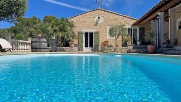Piscine extérieure, chaises longues