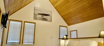 Bright & Beautifully Refreshed Cottage - 2 min from Ocean!