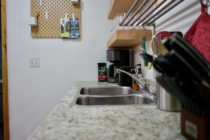 Fridge, microwave, oven, stovetop - Bright & Beautifully Refreshed Cottage - 2 min from Ocean! (Ucluelet)