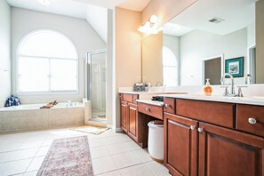 淋浴设施、按摩浴缸、吹风机、毛巾