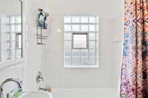 Combined shower/bathtub, hair dryer, towels, soap - Spacious APT/Comfy Bed/Free Parking/22mins to ORD&MDW (Berwyn)