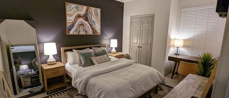 1 slaapkamer, een bureau, een strijkplank/strijkijzer, wifi