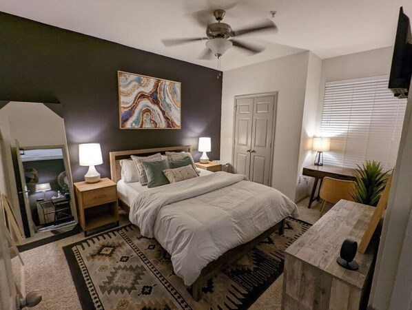 1 bedroom, desk, iron/ironing board, WiFi - The Mid-Century Modern (Houston)